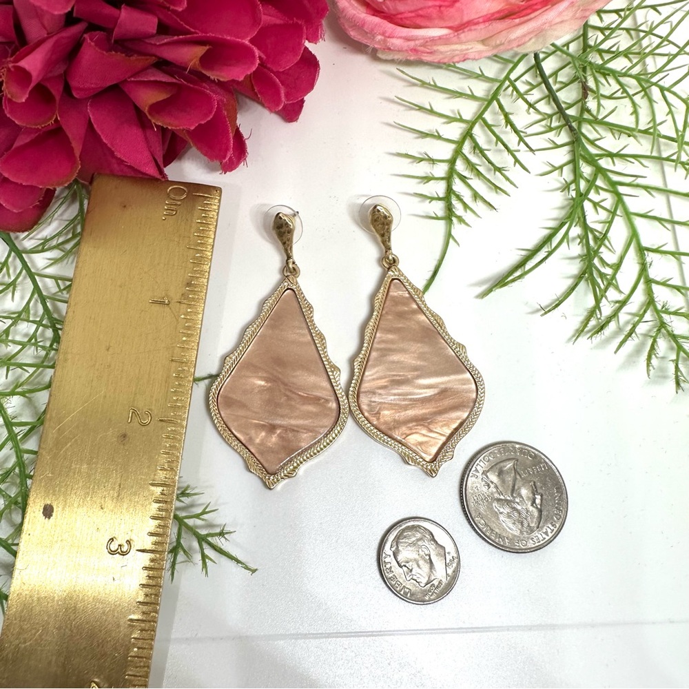 Chandelier⚜️Pearly Pink Acrylic Ornate Drop Earrings - Picture 5 of 6